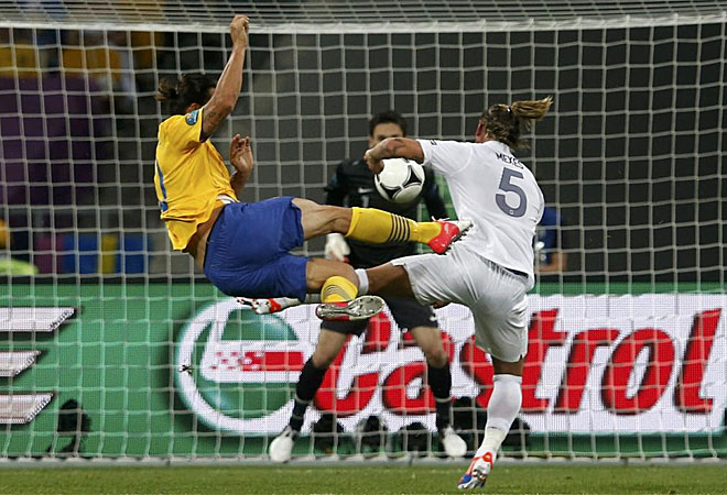 Zlatan Ibrahimovic hizo frente a Francia uno de los goles de la Euro. Enganch una volea de medio chilena imposible para Lloris.