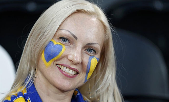 Este guapa aficionada de Ucrania asisti al partido 'pintada' para la ocasin.
