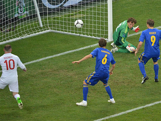 Un error garrafal del meta ucraniano permiti a Rooney marcar en su debut en esta Eurocopa.