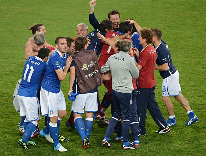 Italia festej por todo lo alto el pase a cuartos. No era para menos. Necesitaba ganar y esperar un favor de Espaa.