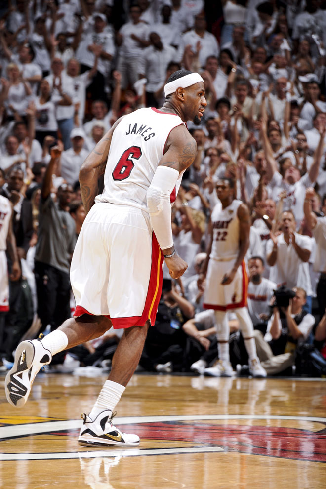 El jbilo invade Miami. Los Heat consiguen su segundo ttulo de campeones de la NBA y LeBron se proclama MVP de las finales. James obtiene su primer anillo a los 28 aos, la misma edad con la que lo logr Jordan. Mientras, las 'cheerleaders' del equipo, las ms ardientes de la liga, seducen al respetable.