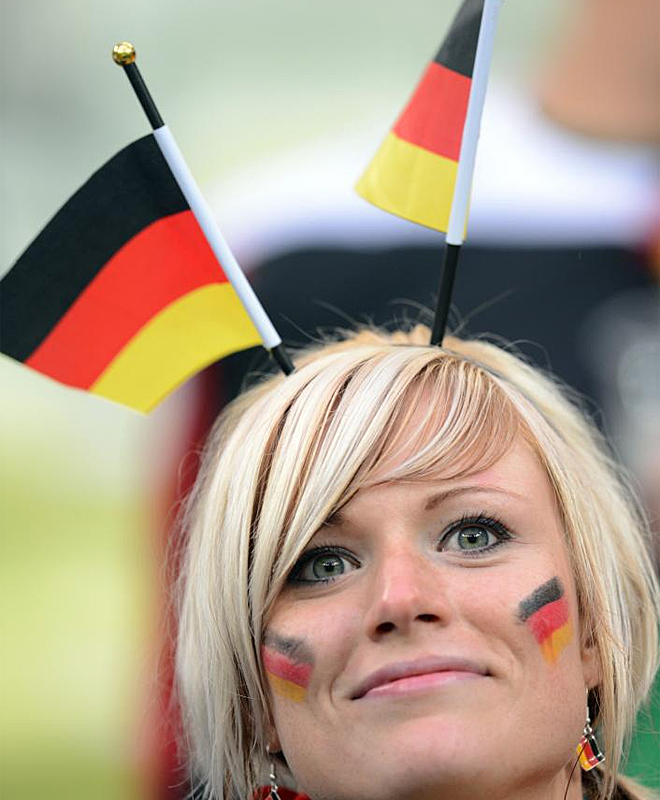 Esta aficionada alemana porta banderas de su pas en la cabeza para apoyar a su seleccin ante Grecia.