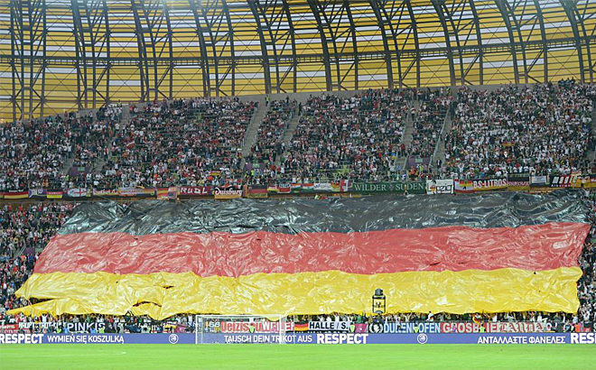 La aficin de la 'Mannschaft' despleg una gran bandera al salir las dos selecciones al Arena Gdansk.