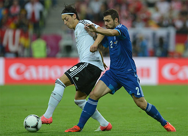 El jugador del Real Madrid Mesut zil dirigi todo el juego alemn en el duelo ante Grecia.