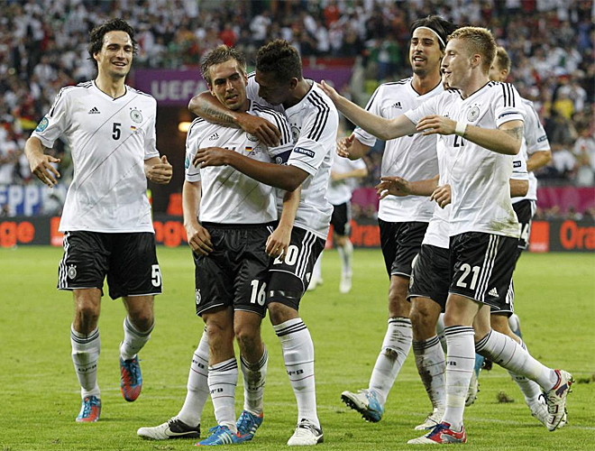 Los jugadores alemanes celebran el gol conseguido por Lahm.