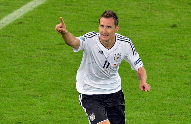 El delantero de Alemania Klose demostr su olfato goleador al hacer el 3-1 en un certero cabezazo adelantndose al portero de Grecia.