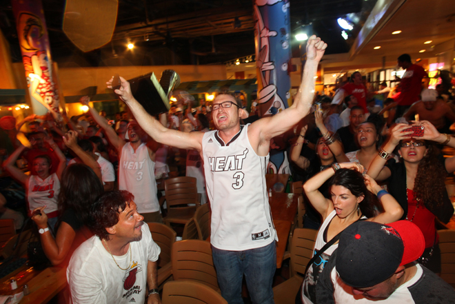 Las calles de Miami se llenaron de gente para celebrar el segundo ttulo de la NBA en la historia de los Heat. Los habitantes de la ciudad de Florida dieron rienda suelta a la alegra, que dur toda la noche.