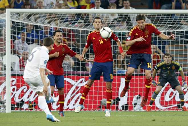 Espaa pasa a semifinales de la Eurocopa tras vencer 2-0 a Francia con goles de Xabi Alonso.