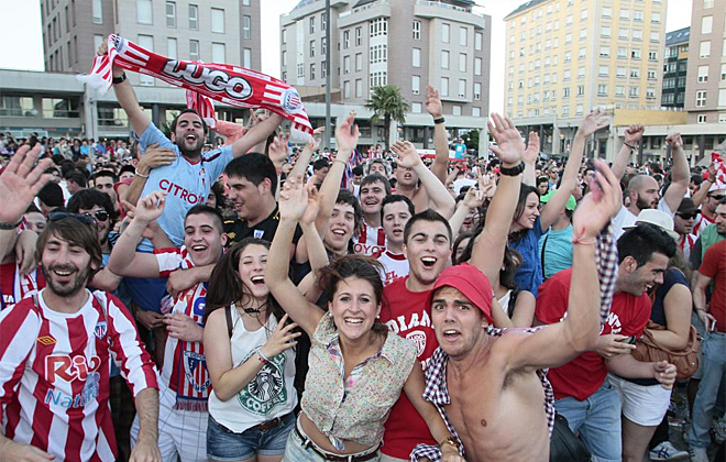 Los jugadores del Lugo celebraron el ascenso en el Carranza con sus aficionados. La ciudad lucense se ech a la calle para festejar el retorno a Segunda 20 aos despus.