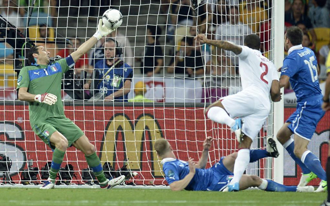 Repasa las mejores imgenes del duelo de cuartos de final de la Eurocopa entre las selecciones inglesa e italiana, disputado en Olmpico de Kiev.