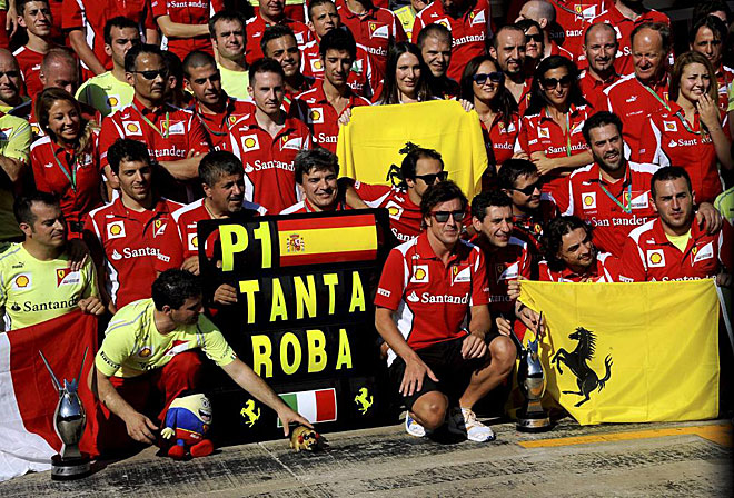 Fernando Alonso lo celebr por todo lo alto con todos los componentes del equipo Ferrari.