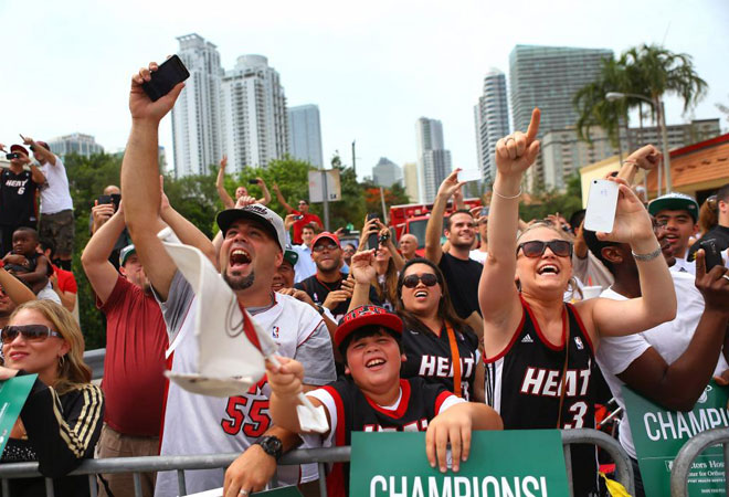 Los Heat se dan un bao de multitud mientras pasan en autobs por las calles de Miami. Enloquecidos, los 'fans' se desgaitan animando al equipo campen de la NBA en 2012.