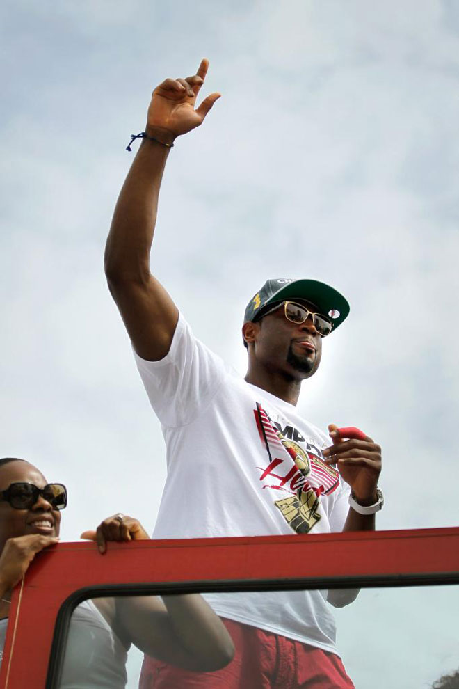 Los Heat se dan un bao de multitud mientras pasan en autobs por las calles de Miami. Enloquecidos, los 'fans' se desgaitan animando al equipo campen de la NBA en 2012.