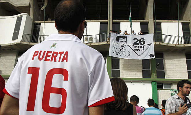 Muchos aficionados se acordaron de Antonio Puerta en estos momentos tan complicados.