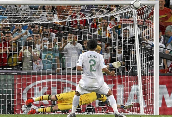 Bruno Alves mand su penalti a la madera. Espaa estaba a un solo gol de volver a una final.