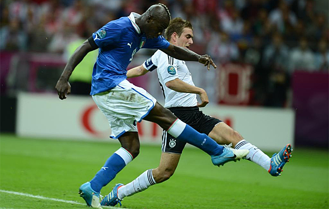 Un misil de Balotelli puso a Italia en una cómoda ventaja en la semifinal ante Alemania.