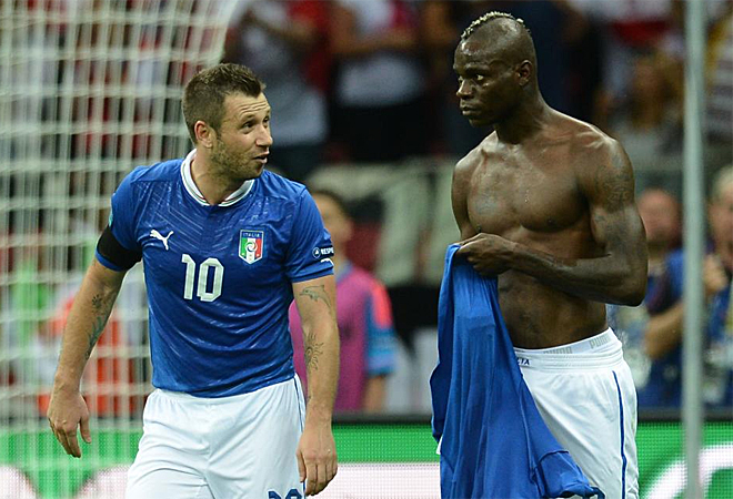 Cassano y Balotelli celebran uno de los goles marcados por 'SuperMario'.