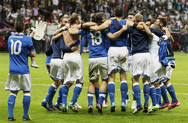 Los jugadores italianos celebraron por todo lo alto su pase a la final.