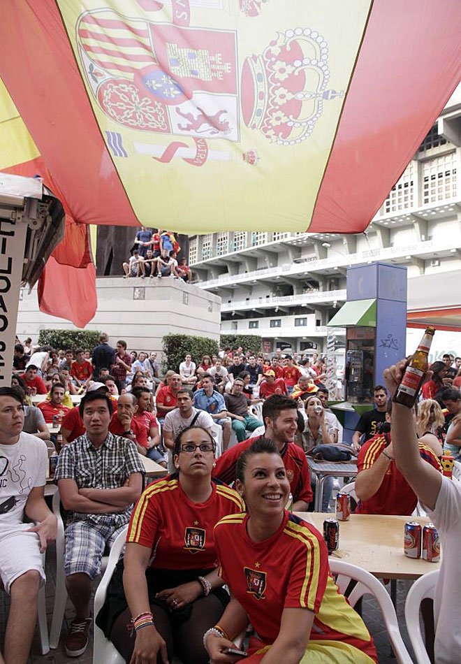 Los aficionados espaoles celebraron el pase a la final en toda Espaa. As se vivi en las diferentes ciudades.