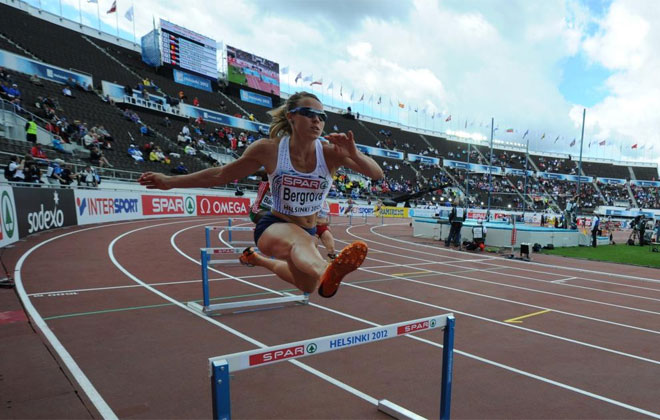 La checa Zuzana Bergrova compite durante el 400 metros vallas