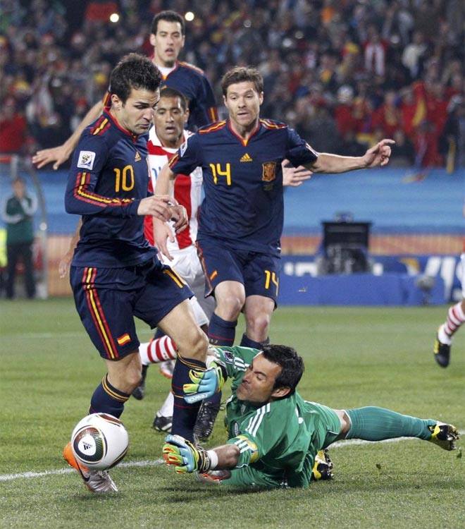 En cuartos, Espaa elimin a la incomodsima Paraguay. En la imagen, Villar tira a Cesc despus de parar un penalti a Xabi Alonso.