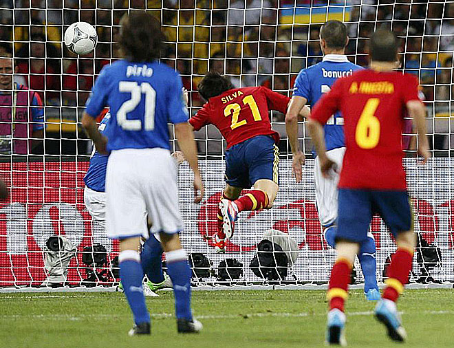 Spain's David Silva (C) scores a goal against Italy during their Euro 2012 final soccer match at the Olympic stadium in Kiev , July 1, 2012.