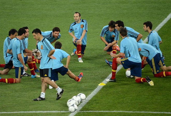 La seleccin espaola calent en el centro del campo y se vio a un equipo muy unido en los momentos previos a la final de la Eurocopa 2012.