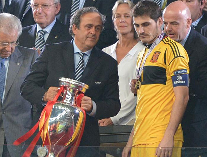 Se volvi a repetir la imagen de Viena y Platini volvi a dar la Copa a Casillas.