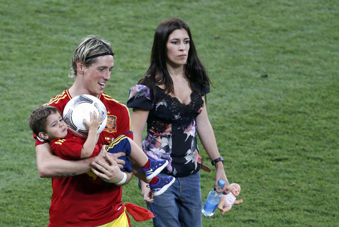 Los jugadores de la seleccin celebraron la Eurocopa con sus esposas, hijos, novias, padres o amigos en el mismo escenario del partido nada ms acabar.