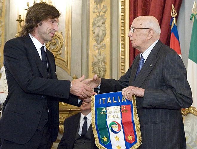 El presidente de Italia, Giorgio Napolitano, felicita a Andrea Pirlo