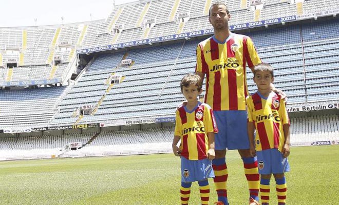 El equipo valenciano utiliz a Roberto Soldado para presentar la camiseta que llevar los colores de la senyera