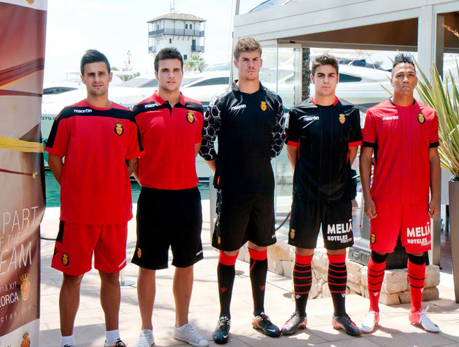 Emilio, Abdn, Yeray, Javi Mrquez y lvaro fueron los encargados de presentar la ropa deportiva oficial para la temporada 2012/2013.