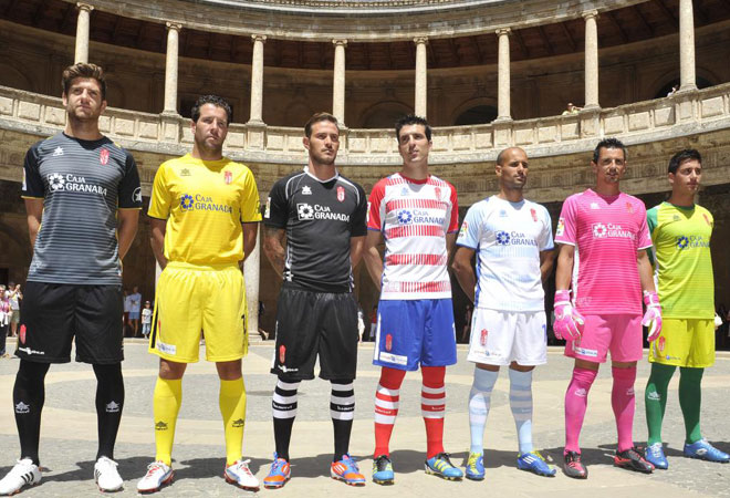 El Granada present sus nuevas equipaciones para el curso prximo. Mucho colorido, aunque la primera equipacin respeta los colores tradicionales del club.