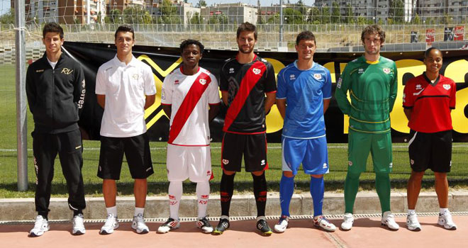 El Rayo presentó en su Ciudad Deportiva las nuevas equipaciones del club, en las que no hay muchas novedades. La tercera camiseta, azul.