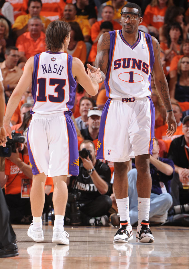 Tras seis temporadas en Dallas, Nash volvi a hacer las maletas y regres a los Suns en 2004. En Phoenix se encontr con Amar'e Stoudemire y juntos regalaron el mejor baloncesto que han visto los aficionados de Arizona.
