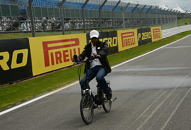 Narain Karthikeyan se dio una vuelta en una bici plegable al circuito de Silverstone