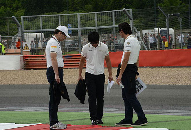 Luis Prez Sala, Team Principal de HRT F1 TEAM, Ma Qing Hua, Piloto de desarrollo, y Pedro De la Rosa, analizando el circuito.