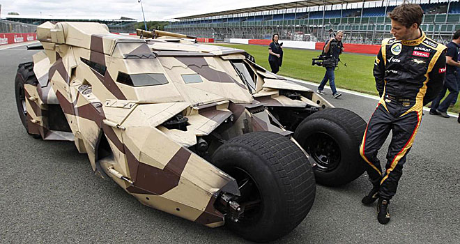 Eso parece pensar Romain Grosjean al ver el coche de Batman