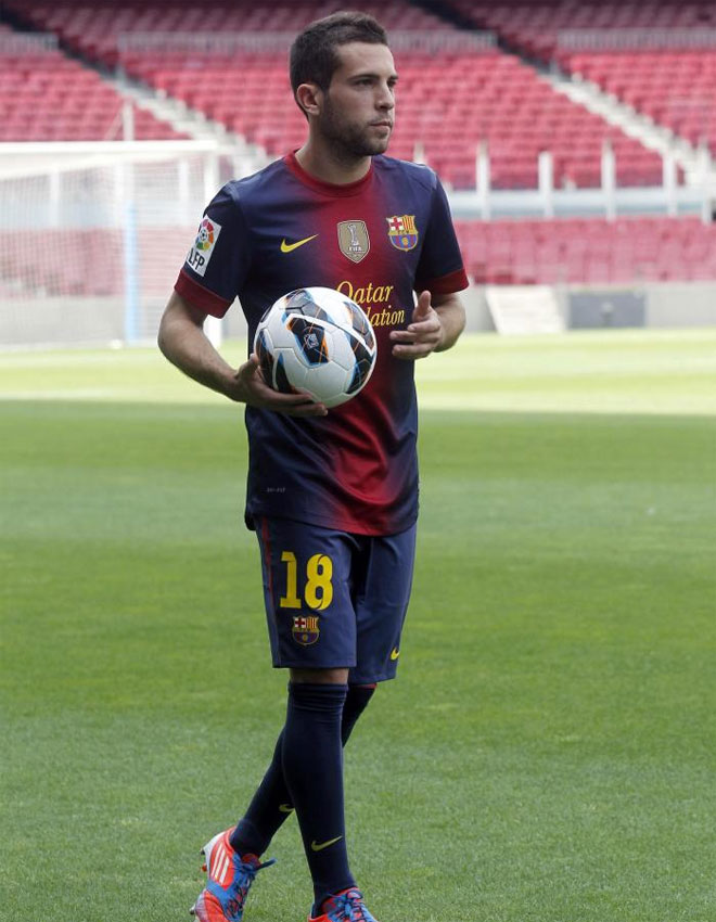 Jordi Alba fue presentado este jueves como nuevo jugador del Barcelona. El internacional espaol pos con la nueva elstica azulgrana.