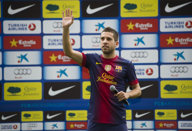 Jordi Alba fue presentado este jueves como nuevo jugador del Barcelona. El internacional espaol pos con la nueva elstica azulgrana.