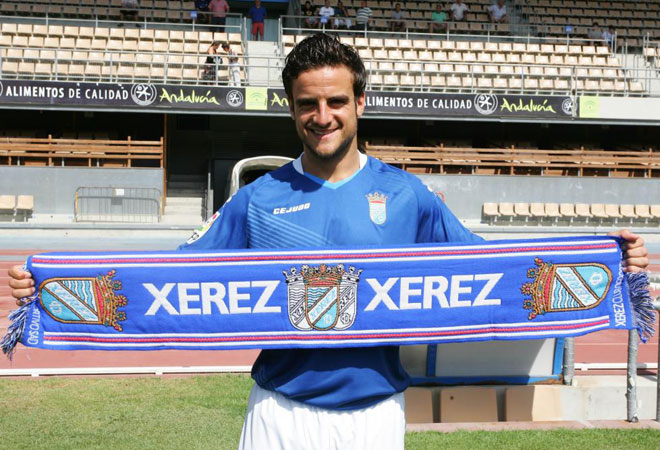 El lateral diestro Ruz fue presentado como nuevo jugador del Xerez. Es el primer refuerzo del conjunto andaluz de cara al curso 2012/2013.