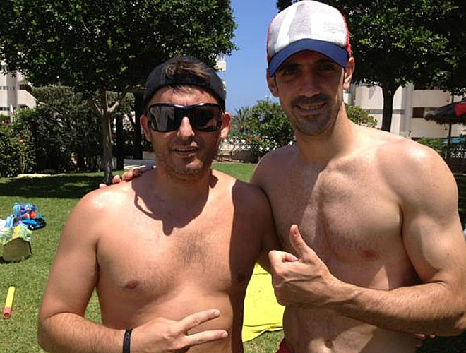 El jugador del Atltico de Madrid disfruta de la piscina junto a su hermano.