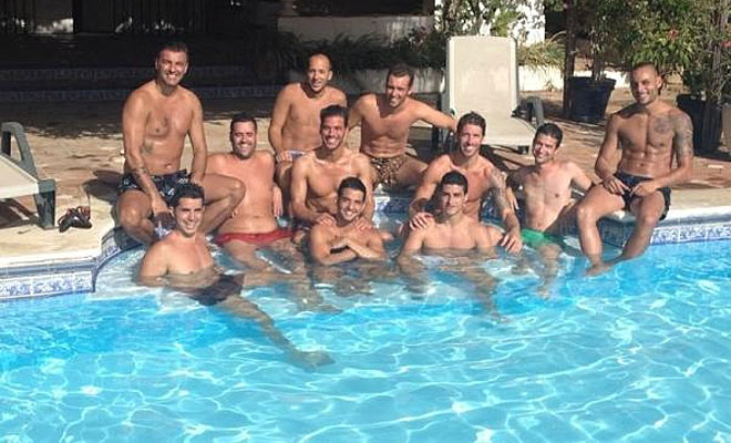 El jugador del Madrid se refresca junto a un nutrido grupo de amigos.