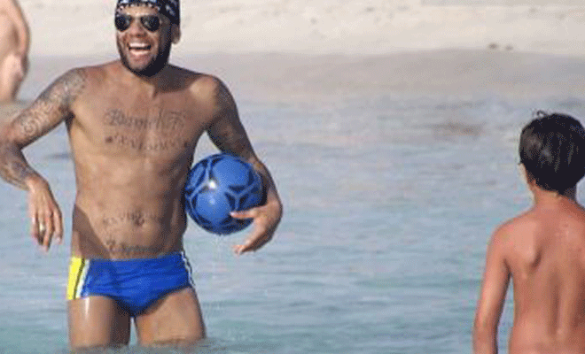 Dani Alves sigue sus vacaciones aprovechando que no ha sido convocado por Brasil para los Juegos. En Formentera disfruta de sus playas como un nio.