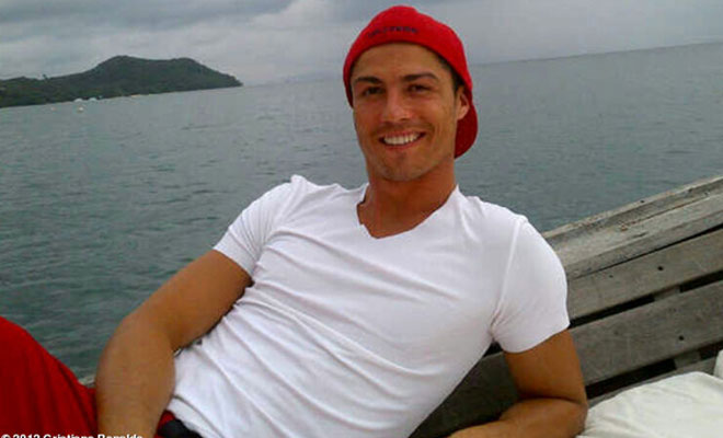 Cristiano Ronaldo disfrut de una jornada de pesca en Tailandia y colg esta foto en un barco.