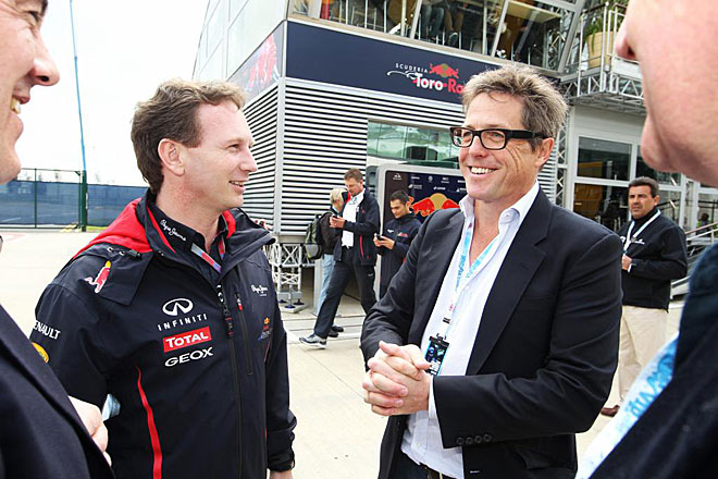 El actor Hugh Grant presenci el GP de Gran Bretaa en directo. En la imagen, charla con personal del equipo Red Bull.