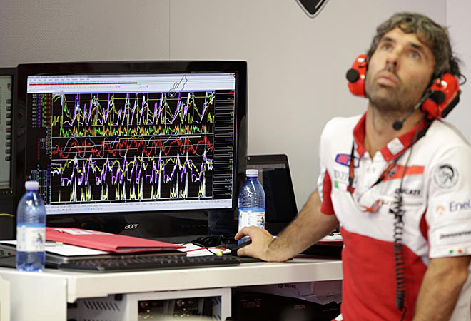 En el box de Ducati, un ingeniero est pendiente de las teles sin olvidar la telemetra.