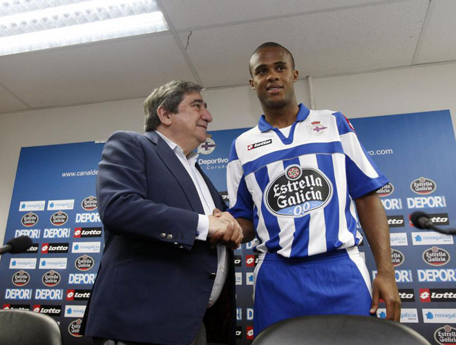 Lendoiro present a su nuevo fichaje, el lateral izquierdo brasileo Evaldo, que llega cedido por el Sporting de Portugal.