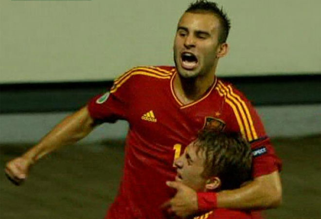Jes y Deulofeu fabricaron el gol de la victoria ante Grecia y lo celebraron juntos con rabia.