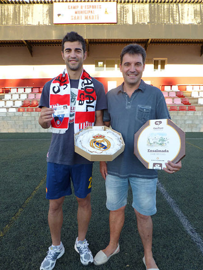 El Club Deportivo Mercadal (3 Divisin Balear) recibi al internacional madridista Ral Albiol y le obsequi esta ensaimada, de la pastelera Ca'n Pons.